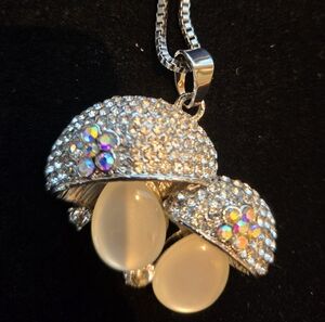 Elegant Silver and Cream Pendant Necklace